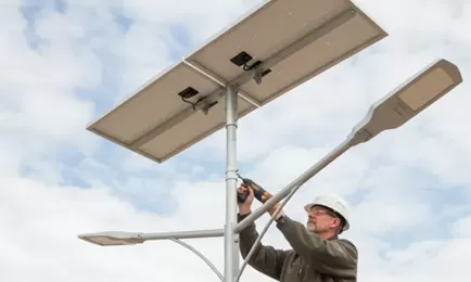 Interprétation complète des avantages, des défis et des solutions des lampadaires solaires
