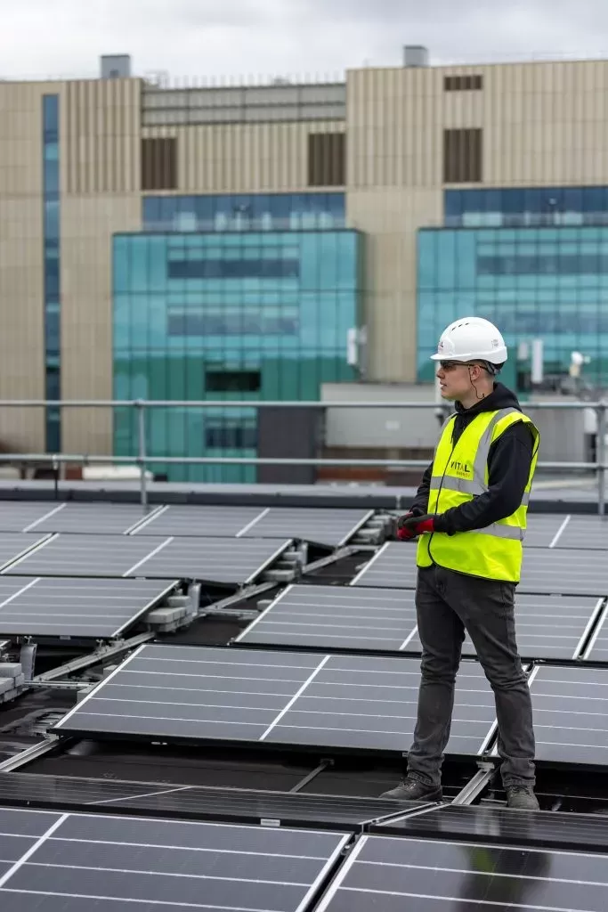 Comment installer des lampadaires solaires par une seule personne ?
