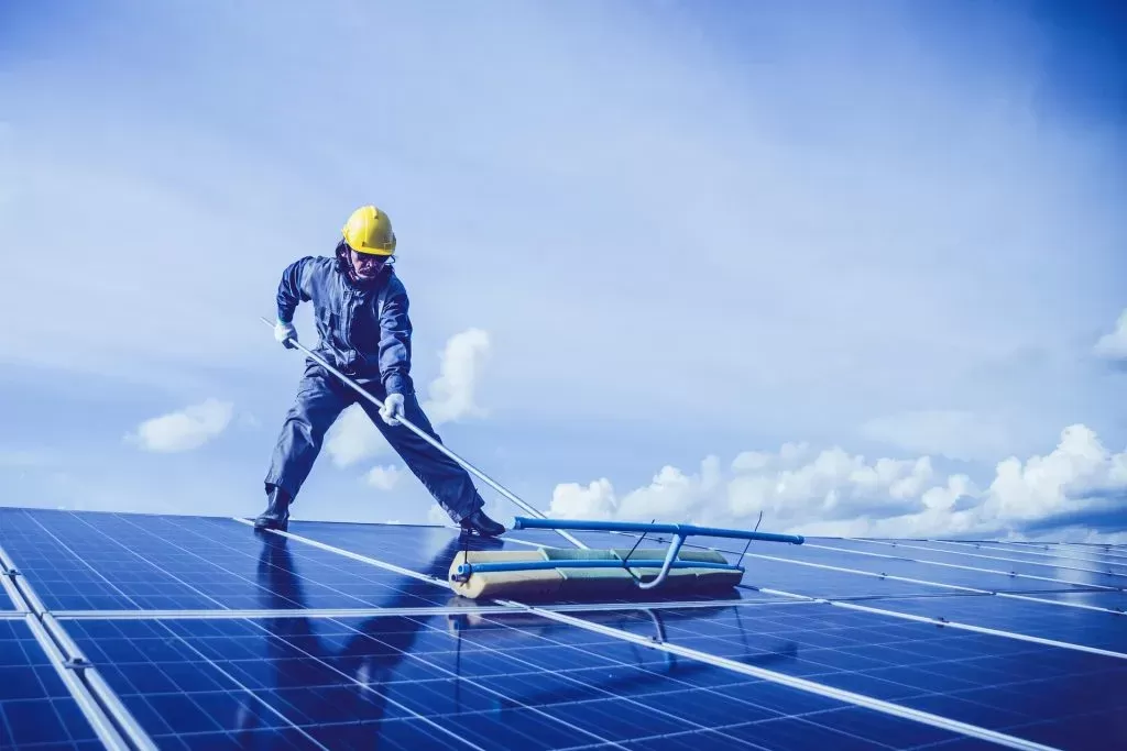 Comment installer des lampadaires solaires par une seule personne ?