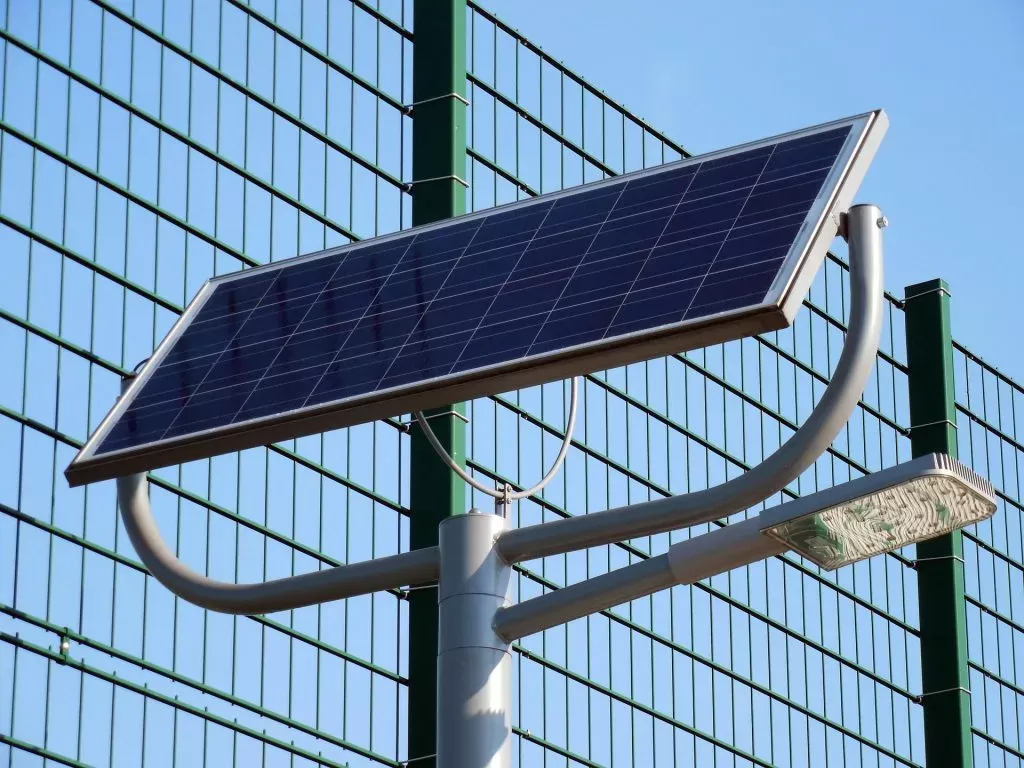 Comment installer des lampadaires solaires par une seule personne ?