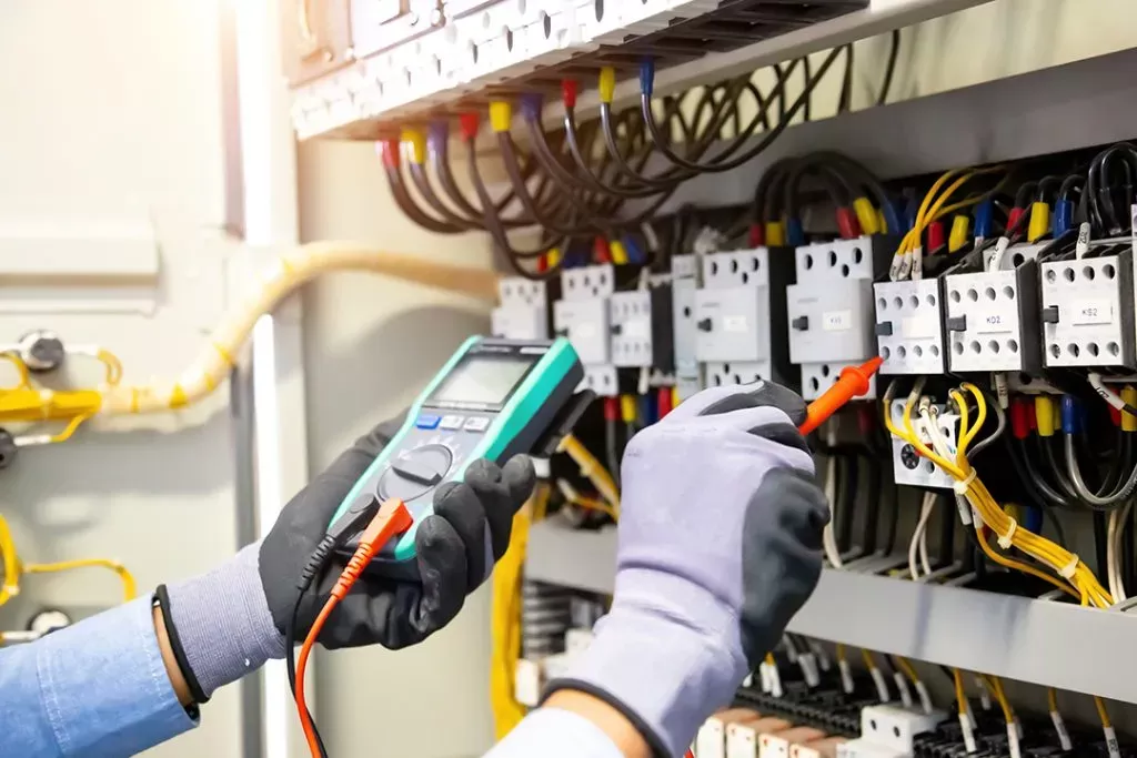 Comment installer des lampadaires solaires par une seule personne ?